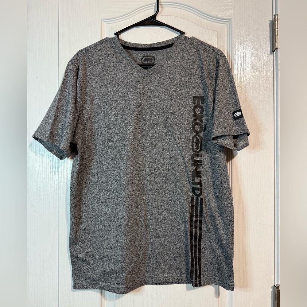 Ecko Unltd. Grey V-Neck Graphic Tee – Men’s Medium‎ 🐏